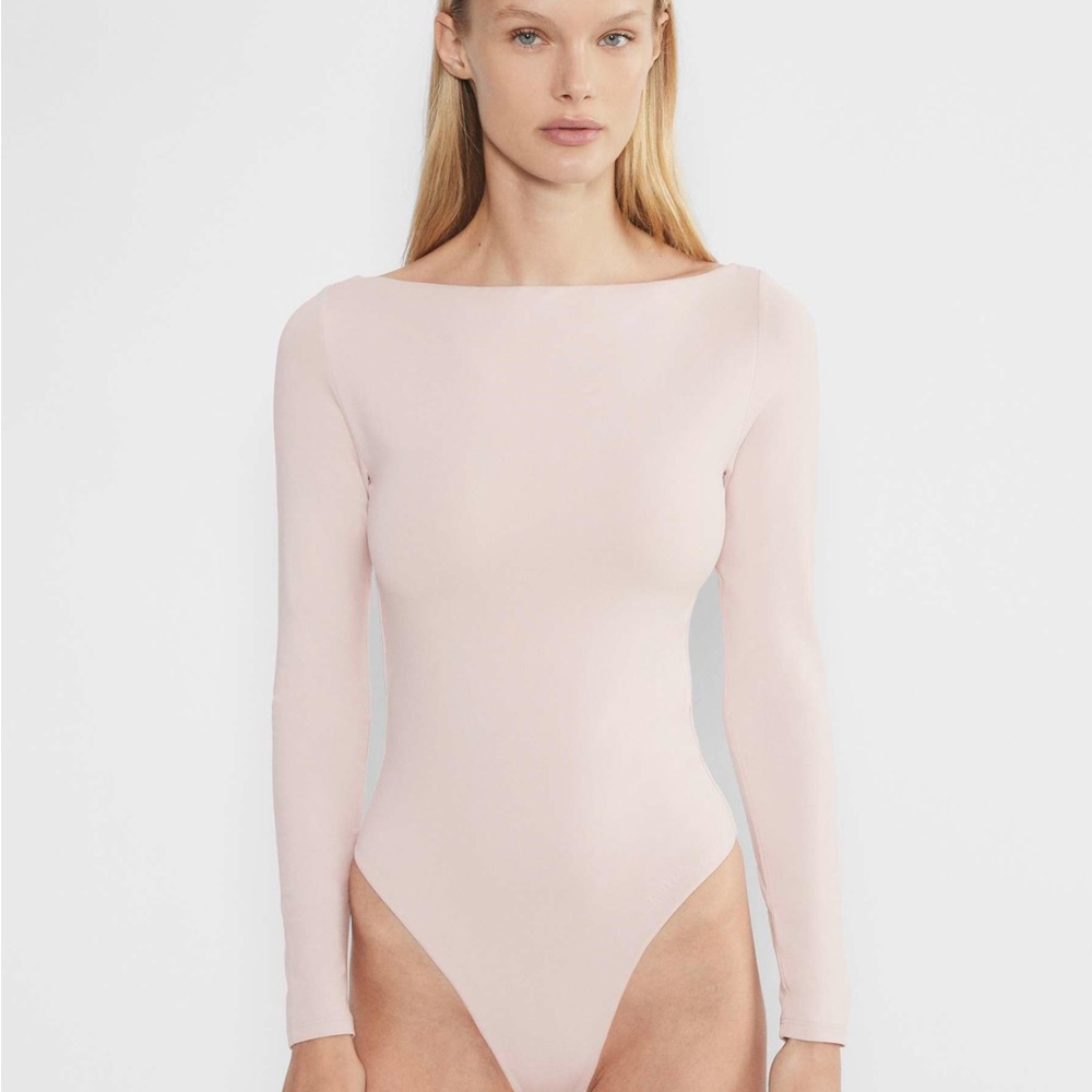 ARITZIA Contour Long Sleeve Bodysuit in Blush Pink